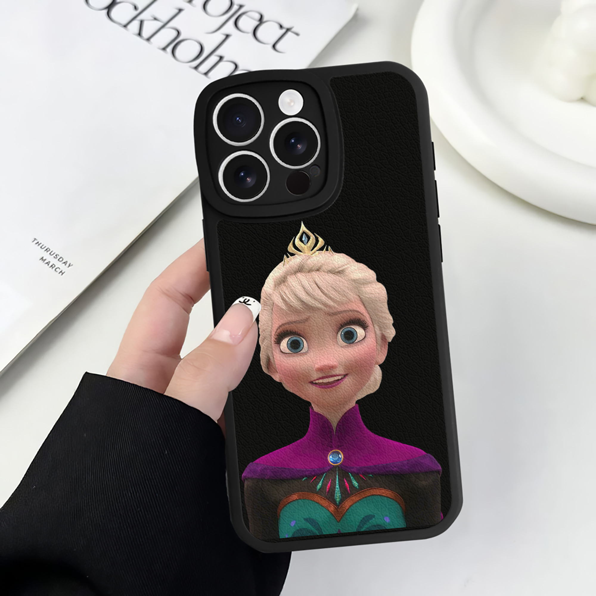 （画像用） アナと雪の女王 アンナ エルサ Frozen Anna Elsa 【iPhone 16シリーズ対応】シリコンスマホケース（レザー調） 材質：シリコン